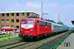Auch der Bahnhof Opladen ist nach Schließung des Ausbesserungswerks im Jahr 2003 und einer Reduzierung der Bahnanlagen kaum mehr wiederzuerkennen. Aus Gleis 1 fährt 110 262 mit E 3112 nach Köln aus. Das daneben stehende Verwaltungsgebäude wie auch das Empfangsgebäude aus dem Jahr 1969 wurden 2015 abgerissen, um Platz für die geplante Verlegung der Güterzugstrecke Wedau – Kalk-Nord zu schaffen. Im damals noch aktiven AW Opladen hatte die Kölner 110 ein halbes Jahr zuvor ihre neue orientrote Lackierung erhalten. Heute ist sie weiterhin für die BayernBahn GmbH in Nördlingen im Einsatz. Das farbgleiche Auto des Fotografen in brilliantrot dürfte hingegen längst den Weg allen Eisens gegangen sein. (18.07.1990) <i>Foto: Joachim Bügel</i>