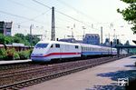 Die beiden Triebköpfe 401 015 und 401 017 fahren mit einem kurzen 'Dummy-Zug' als Dsts 83775 nach Hamm (Westf) durch den Bahnhof Solingen-Ohligs. Da die ICE-1-Mittelwagen zur Inbetriebnahme der ersten ICE-1-Triebköpfe noch nicht verfügbar waren, wurden die Messfahrten mit ausrangierten Liege- und Schnellzugwagen (mit speziellen für 200 km/h zugelassenen Drehgestellen) durchgeführt. Diese erhielten eine Mittelpufferkupplung zur Verbindung mit den ICE-Triebköpfen und konnten aus bis zu elf Wagen bestehen. (18.07.1990) <i>Foto: Joachim Bügel</i>