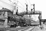 Fast drei Jahre nach dem Ende des Dresdner Schnellzugeinsatzes kamen die verbliebenen Altbau-01 nach Saalfeld. Für die Eisenbahnfotografen eine Sensation, für die Reichsbahn weniger erfreulich, denn es waren die Auswirkungen einer Energiekrise, ausgelöst durch die wirtschaftliche Schwäche der DDR, die weder die gestiegenen Forderungen des Hauptlieferanten Sowjetunion erfüllen, noch das auf dem Weltmarkt reichlich vorhandene Rohöl gegen Devisen bezahlen konnte. Die einmalige Phase währte jedoch kein Jahr. Wieder beeinflusst durch die Weltpolitik kam zum Jahresende 1980 keine Kohle mehr aus Polen und so wurde 1981 erneut mit ölgefeuerten 01.5 gefahren, wie in den Jahren zuvor. Die Saalfelder 01 2114 verlässt mit einem Personenzug nach Saalfeld (Saale) den Bahnhof Camburg. (18.05.1980) <i>Foto: Hartmut Michler - Slg. Andreas Höfig</i>