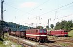 242 122 (Bw Halle P) vor Dg 59484 im damaligen Lokwechselbahnhof Camburg. Im Hintergrund steht die Hallenser 250 029. (05.07.1982) <i>Foto: Thomas Fischer</i>
