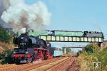 Am 28. September 1997 übernahm die Kreisbahn Mansfelder Land GmbH (KML) den Betrieb auf der Strecke Klostermansfeld-Wippra von der DB. Aus diesem Anlaß war 50 3695 mit dem VT 406 der KML von Wippra kommend parallel zur Strecke Güsten-Klostermansfeld-Blankenheim Trennung unterwegs. Kurz vor Klostermansfeld wurde beim Unterqueren der schmalspurigen Mansfelder Bergwerksbahn ein Treffen mit der Lok 11 der Bergwerksbahn arrangiert. (28.09.1997) <i>Foto: Thomas Fischer</i>