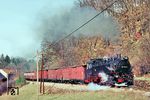 99 1741 mit einem Fotogüterzug aus GGw-Wagen in Seifersdorf. (05.03.1994) <i>Foto: Thomas Fischer</i>