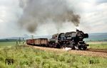 Die Baureihe 52.80 konnte nach Abstellung der Sangerhäuser 44er die Dreizylinderloks nicht wirklich ersetzen. 52 8022 quält sich mit Dg 57415 bei Riestedt die Rampe nach Blankenheim (Kr Sgh) hinauf. (29.05.1982) <i>Foto: Thomas Fischer</i>