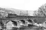 242 138 (Bw Weißenfels) überquert mit einem Güterzug die Saale in Bad Kösen. (20.02.1986) <i>Foto: Thomas Fischer</i>