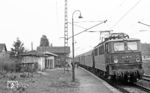 Die Erfurter 242 157 ist mit P 7509 im Haltepunkt Hopfgarten (Kr Weimar). (01.04.1983) <i>Foto: Thomas Fischer</i>