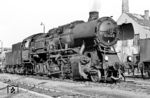 50 3145 vom Bw Reichenbach (Vogtl) vor einem Güterzug im Bahnhof Seelingstädt (b Werdau). (1972) <i>Foto: Ralf Ludwig</i>