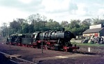 Überführungsfahrt von Mayen nach Niedermendig mit 050 142, 89 7159 und Walsum 5 im Bahnhof Kottenheim. (09.05.1975) <i>Foto: Wolfgang Bügel</i>