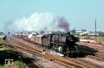 044 086 (Bw Ehrang) kachelt mit einem Güterzug durch den Bahnhof Wengerohr (heute Wittlich Hbf). (07.1969) <i>Foto: Robin Fell</i>