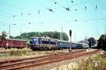 Die Frankfurter E 10 193 fährt mit einem Reisebüro-Sonderzug durch den Bahnhof Uelzen. (1967) <i>Foto: Robin Fell</i>