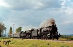 THETA gamma 525 und LAMDA beta 962 der griechischen Eisenbahn Organismós Sidirodrómon Elládos (OSE) bei einem Fotohalt vor einem Sonderzug nahe Thessaloniki. (1981) <i>Foto: Robin Fell</i>