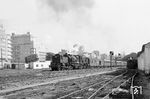 1931 wurden sechs Garratt-Lokomotiven von Beyer, Peacock & Co aus Manchester für die Compania Euskalduna gebaut und an die Compañía del Ferrocarril Central de Aragón (CA) ausgeliefert. Zu diesem Zeitpunkt waren die Doppel-Pacific-Lokomotiven die größten und leistungsfähigsten Personenzuglokomotiven Europas und die einzigen europäischen Garratt-Lokomotiven im Reisezugdienst. 1941 wurde die CA in die RENFE eingegliedert und die Lokomotiven erhielten die Nummern 462-0401 bis 462-0406, wobei die Zahl 462 nach dem in Spanien üblichen französischen Bezeichnungsschema für die Achsfolge als 2 × 231 zu verstehen ist. Zwischen 1955 und 1962 wurden die Lokomotiven auf Ölfeuerung umgebaut und erhielten die Nummern 462F 0401 bis 462F 0406, wobei das "F" für Fueloil steht. Die Loks waren im Depot Valencia stationiert und bespannten hauptsächlich Express- und Schnellzüge auf der Strecke Valencia–Saragossa. Bis 1971 wurde alle Maschinen ausgemustert. Die hier aus Valencia ausfahrende 462F 0401 blieb erhalten. (1967) <i>Foto: Robin Fell</i>
