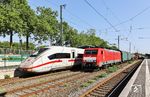 189 100 wird in Solingen Hbf von ICE 515 (Tz 9456) nach München Hbf überholt. In der Pressekonferenz vom 1. Juli 2025 konstatierte Bahnchef Lutz über die wieder schlechter gewordene Pünktlichkeit im bundeseigenen Konzern, dass diese auf die störanfällige Infrastruktur zurückzuführen sei, da "die Anlagenqualität schlechter als erwartet sei". Lieber Herr Lutz, seit April 2010 sind Sie Mitglied des Vorstands der Deutschen Bahn AG und seit März 2017 dessen Vorsitzender. Dafür kommt diese Erkenntnis bei Ihnen aber sehr spät an - und sind Sie nicht mindestens seit 8 Jahren dafür auch verantwortlich?! (02.07.2025) <i>Foto: Joachim Bügel</i>