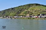 Eine 152 fährt mit einem Güterzug vor der Kulisse von Kaub südwärts. Auf der Rhein ist der KD-Raddampfer "Goethe" unterwegs. (12.06.2025) <i>Foto: Zeno Pillmann</i>