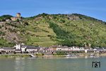 Unterhalb der Burg Gutenfels in Kaub am Rhein rauscht 101 110 mit dem EC 8 nach Hamburg-Altona vorbei. (12.06.2025) <i>Foto: Zeno Pillmann</i>