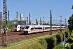 In Düsseldorf-Derendorf begegnen einander Tz 9209 (412 209) als ICE 946 (Berlin Hbf - Düsseldorf Hbf) und RE 89715 von Köln/Bonn Flughafen nach Minden (Westf). (20.06.2025) <i>Foto: Zeno Pillmann</i>