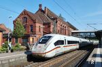 Am 8. Juni 2021 taufte Bundespräsident Frank-Walter Steinmeier im Berliner Hauptbahnhof einen ICE auf den Namen „Bundesrepublik Deutschland“. Mit dem Festakt feierte die Deutsche Bahn auch 30 Jahre ICE-Verkehr in Deutschland. Der frisch getaufte erste „XXL“-ICE war damals der längste Zug der ICE-Flotte. Passend dazu kam beim Taufakt Wasser aus Deutschlands längsten Flüssen – Donau, Rhein und Elbe – zum Einsatz. Hier macht der "Deutschland-ICE" Station im Bahnhof Hamburg-Harburg. (13.06.2025) <i>Foto: Benno Wiesmüller</i>