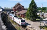 Der einzige lokbespannte Doppelstock-IC im Hamburger Raum ist das Zugpaar IC 2230/2233, der zwischen Magdeburg und Hamburg-Altona verkehrt. Im Juni 2025 gehörte schon eine Portion Glück dazu, den Zug überhaupt zu erwischen, glänzte der doch an etwa 14 Tagen durch Ausfall. 146 556 fährt mit IC 2233 nach Magdeburg in Hamburg-Harburg ein. (30.06.2025) <i>Foto: Benno Wiesmüller</i>