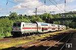 147 555 fährt mit IC 2042 (abweichend Bielefeld - Köln Hbf) durch den Bahnhof Wuppertal Zoologischer Garten. Nachdem ordentlich der Bewuchs entfernt wurde, kamen sogar die Reste des alten Fernbahnsteigs wieder ans Tageslicht. (25.06.2025) <i>Foto: Wolfgang Bügel</i>