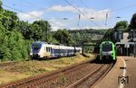 In Wuppertal Zoologischer Garten überholt NX 874 und NX 158 (442 874 + 442 158) als RB 1733 nach Köln Hbf die am Bahnsteig wartende S 9 (3429 002) nach Recklinghausen. (25.06.2025) <i>Foto: Wolfgang Bügel</i>