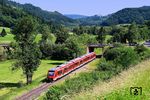 620 530 als RB 10042 nach Köln MesseDeutz bei Pelm. Im Hintergrund grüßt die Kasselburg. Übrigens stehen auf der Eifelbahn bis Nettersheim mit Stand Juli 2025 von Köln aus bereits die Fahrleitungsmasten. (21.06.2025) <i>Foto: Michael Hubrich</i>