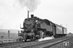 Keine große Mühe hatte 086 521 den P 3626 nach Mayen Ost in Miesenheim in Fahrt zu bringen. 1966 war der Einsatz der Baureihe 86 in Mayen eigentlich beendet. Ab 1969 erschien die Baureihe wieder auf der Bildfläche als Ersatz für fehlende 50er. Bis 1971 wurde der Bestand bis auf sieben 86er aufgefüllt. 086 521 war der letzte Neuzugang in Mayen, der am 26.02.1971 aus Saarbrücken eingetroffen war. (30.03.1971) <i>Foto: Wolfgang Bügel</i>