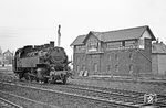 086 182 kam von einem unbekannten Einsatz zurück nach Mayen Ost und passierte dabei das direkt dem Bw gegenüber liegende Stellwerk "Mo" aus dem Jahr 1948. Nachdem der westliche Bahnhofskopf auf Lichtsignale umgebaut worden war, wurde das Wärter-Stellwerk in das Fdl-Stellwerk "Mf" umbenannt. Es war noch bis Dezember 2006 in Betrieb. (30.03.1971) <i>Foto: Wolfgang Bügel</i>