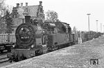 Im Bahnhof Kruft wurden die für diese Gegend typischen Hohlblocksteinen aus Bims auf die Flachwagen verladen. Es war eine unglaublich zeit- und personalaufwendige Vorgehensweise, da die Beladung per Gabelstapler palettenweise auf die Wagen gestapelt wurden. Ein weiterer Mitarbeiter war damit beschäftigt, die Ladung zu sichern; dazu kam der verantwortliche Lademeister und das Lokpersonal, das mit seiner 94er den Zug schrittweise vorzog, wenn wieder ein Wagen beladen war.  (30.03.1971) <i>Foto: Wolfgang Bügel</i>