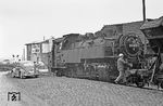 Im Bahnhof Plaidt stellte 086 809 die Wagen in ein Nebengleis ab, um anschließend weitere Wagen aus dem Anschluss zu holen. Dort traf sie auf den zuverlässigen Begleiter vieler Fototouren, den VW-Käfer von Ulrich Budde, der die Fotofahrten auch auf seiner Internetseite "Die Bundesbahnzeit" dokumentiert hat. Diese ist mit weiteren Themen über die Eisenbahn in Deutschland mit Schwerpunkt DB in den alten Bundesländern aus dem Zeitraum von 1968 bis 1990 ausdrücklich zu empfehlen. (30.03.1971) <i>Foto: Wolfgang Bügel</i>