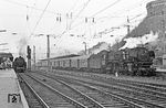 Am Nachmittag trafen in Koblenz Hbf 001 199 mit dem P 2470 nach Trier (Abfahrt 17.10 Uhr) und 086 182 mit dem P 4294 nach Mayen (Abfahrt 17.13 Uhr) aufeinander. (30.03.1971) <i>Foto: Wolfgang Bügel</i>