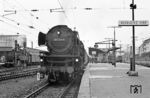 001 199 wartet vor dem P 2470 nach Trier in Gleis 8 des Koblenzer Hbf auf die Abfahrt. Links steht die Mayener 086 182 vor P 4294 nach Mayen. Rechts versteckt sich auf Gleis 9 noch ein 485. (30.03.1971) <i>Foto: Wolfgang Bügel</i>