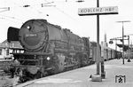 001 199 (Bw Ehrang) vor P 2470 nach Trier in Koblenz Hbf.  (30.03.1971) <i>Foto: Wolfgang Bügel</i>