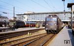 Die Münchener 110 183 hat in München Hbf den D 265 "Mozart" nach Wien übernommen. Links steht 144 195, die den Leerwagenpark des IC 165 "Präsident" zum Abstellbahnhof nach Pasing bringen wird. (14.08.1971) <i>Foto: Robin Fell</i>
