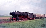 Neben den vielen Sonderfahrten waren auch planmäßige Dampfloks im Einsatz. Die Mayener 050 023 befödert den mit Containern beladenen Ng 62940 aus Koblenz bei Niedermendig. (11.05.1975) <i>Foto: Wolfgang Bügel</i>