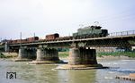 Die Ingolstädter 194 109 fährt mit einem Güterzug über die Salzach kurz vor Salzburg Hbf. Im Zusammenhang mit dem S-Bahn-Ausbau wurde die Brücke 2007 durch einen Neubau ersetzt. (20.08.1971) <i>Foto: Robin Fell</i>