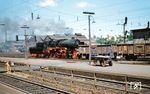 Wegen der Anfälligkeit von Kessel und Fahrwerk, des hohen Kohleverbrauchs sowie des Kesselzerknalls der 42 1893 am 12. Oktober 1951 bei Cochem trennte sich die Bundesbahn bis 1956 von der Kriegslok-Baureihe 42. Durch den Beitritt des Saarlandes zum Staatsgebiet der Bundesrepublik Deutschland und der damit eingegliederten Eisenbahnverwaltung des Saarlands kamen erneut Lokomotiven der bereits ausgemusterten Baureihe 42 zur DB. Diese verwendete sie nur im Raum Saarbrücken für den Anschlussverkehr mit Erzzügen und für den Rangierdienst. In Saarbrücken Hbf traf der Fotograf die hier beheimatete 42 2332 (WLF, Baujahr 1944) an, die im Januar 1962 ausgemustert wurde. (20.06.1960) <i>Foto: Robin Fell</i>