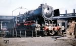 50 2915 erhielt am 11.03.1955 einen Henschel-Mischvorwärmer Bauart MVR und eine Turbospeisepumpe VTP B 250. In diesem Ausrüstungszustand befährt sie die Drehscheibe in ihrem Heimat-Bw Bingerbrück. Dort wurde sie auch im Juni 1965 z-gestellt und am 04.03.1966 ausgemustert. (10.09.1959) <i>Foto: Robin Fell</i>