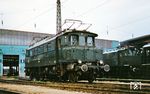 E 04 17 war seit 1935 in München beheimatet und steht hier in ihrem Heimat-Bw München Hbf. 1968 wurde sie noch nach "Preußen" umstationiert und war bis 1979 in Osnabrück tätig. (09.07.1961) <i>Foto: Robin Fell</i>