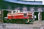 V 60 1100 im auffälligen roten Anlieferungszustand mit weißen Zierstreifen im Bw Zwickau (Sachs). Die Lok war 1963 vom Lokomotivbau Karl Marx Potsdam-Babelsberg abgeliefert worden. Nach ihrer Ausmusterung 1997 wurde die Lok durch das DB Museum übernommen und in die Obhut des Vereins Bahnbetriebswerk Arnstadt historisch e.V. übergeben. Dort steht die technisch fahrbereite Lok, allerdings ohne Betriebsfristen, in ihrer letzten orangenen Farbgebung mit der DR-EDV-Nummer 106 100-1. (11.07.1967) <i>Foto: Robin Fell</i>