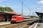 Etwas überraschend wurde der EC 9 von Dortmund nach Zürich über die Wupper umgeleitet und rauscht hier mit 101 009 durch Solingen Hbf. Die Verspätung von 47 Minuten reichte den Disponenten offenkundig nicht aus, weshalb man in Hagen Hbf noch den RE 7 mit Halt auf allen Stationen bis Wuppertal-Oberbarmen vorfahren ließ. Dort hatte man dann ein Einsehen und der ohne Halt bis Köln fahrende EuroCity konnte überholen. (04.07.2025) <i>Foto: Joachim Bügel</i>