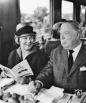 Auch dieses ältere "Ehepaar" im Speisewagen waren zwei bekannte Schauspieler in den 1950er Jahren (vielleicht erkennt sie noch jemand?). Noch heute werden in der Werbung Schauspieler eingesetzt, um eine Geschichte zu erzählen, Emotionen zu vermitteln oder eine Marke oder ein Produkt auf eine ansprechende und einprägsame Weise zu präsentieren. Bei der Bahnwerbung findet man sie allerdings nicht mehr.  (1957) <i>Foto: Reinhold Palm</i>