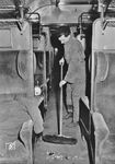 Neben der Glamourseite der Werbung gab es bei der Bahn schon immer diejenigen, die den Dreck der anderen beseitigen mussten. Nachdem in den 1950er Jahren dies noch häufig Frauen waren, übernahmen in den 1960er Jahren die Arbeiten ausländische Gastarbeiter. Immerhin setzten die Direktionsfotografen den ansonsten wenig beachteten Arbeitskräften ab und zu auch ein fotografisches Denkmal. (1964) <i>Foto: BD Regensburg (Zeitler)</i>