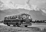 Ursprünglich wurde der Überlandlinienverkehr in Deutschland aus historischen Gründen meist von der Post betrieben. Die Deutsche Reichsbahn begann 1933 unter der Bezeichnung "Kraftomnibus-Verkehr der Deutschen Reichsbahn" mit der Einrichtung eigener Linien, meist zur Erschließung von Ortschaften, in die aus wirtschaftlichen Gründen keine Eisenbahn mehr verkehrte oder als Ersatz für unrentable Züge mit geringer Fahrgastzahl. Nach dem Krieg baute die Deutsche Bundesbahn das Busnetz auf ca. 750 eigene Linien mit etwa 1000 eigenen Omnibussen aus. Anfangs wurde der Betrieb noch als "Kraftomnibus-Verkehr der Deutschen Bundesbahn" oder kurz" Bundesbahn-Kraftomnibus" bezeichnet. 1957 erreichte das Liniennetz etwa 50.000 Kilometer. Die DB baute ihr Bahnbusnetz weiter aus, oft als Ersatz für stillgelegte Strecken, unrentable Züge oder zur Bedienung aufgelassener Stationen an Hauptbahnen im Zusammenhang mit dem sogenannten Eilzugmäßigen Fahren. Die Linien der Deutschen Bundesbahn durften nicht von der Kraftpost betrieben werden. Die Fahrplantabellen der Bahnbusse waren in einem eigenen Buskursbuch zusammengefasst. Nach der Bahnreform wurden die verbliebenen regionalen Bahnbus-Geschäftsbereiche nach und nach abgewickelt. Der hier gezeigte Bahnbus DB 22-100 war ein Kässbohrer Setra S 11 mit Dachrandverglasung, der 1960-61 in einer Serie von 35 Stück geliefert wurde. (1961) <i>Foto: BD München (Steidl)</i>