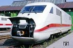 401 505 mit geöffneter Bugklappe im AW Opladen. Unter der Abdeckung ist eine Scharfenbergkupplung installiert, die ausschließlich als Schleppkupplung oder im Rangierdienst genutzt werden kann. Im Gegensatz zu den übrigen ICE-Baureihen sind diese Kupplungen ohne Kontaktaufsatz im planmäßigen Betrieb nicht verwendbar. Für die Verbindung der Hauptluftleitung gibt es auf beiden Seiten eine Schlauchkupplung. Der Triebkopf des 401 enthält einen Führerstand sowie einen Maschinenraum. Beide Drehgestelle des Fahrzeuges sind angetrieben. Die Dauerleistung der vier fremdbelüfteten Fahrmotoren liegt bei jeweils 1250 kW (1700 PS), die UIC-Nennleistung je Triebkopf bei 4800 kW (6500 PS), die größte Anfahrzugkraft bei 200 kN.  (18.07.1990) <i>Foto: Joachim Bügel</i>