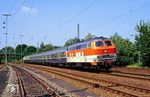 Citybahnlok 218 135 (Bw Hagen-Eckesey) fährt zum Loktausch vor N 5722 nach Köln Hbf in den Bahnhof Leichlingen ein. (18.07.1990) <i>Foto: Joachim Bügel</i>