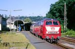 216 029 (Bw Oberhausen-Osterfeld Süd) hatte erst drei Monate zuvor ihren orientroten Lack mit weißem „Lätzchen“ im AW Bremen erhalten und schiebt hier den N 5848 nach Essen in Wuppertal-Vohwinkel. (24.07.1990) <i>Foto: Wolfgang Bügel</i>