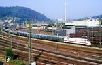 401 511 mit dem Dummy-Zug Dsts 83770 in Wuppertal-Steinbeck. Da die ICE-Mittelwagen zur Inbetriebnahme der ersten ICE-Triebköpfe noch nicht verfügbar waren, wurden ausrangierte Liege- und Schnellzugwagen (mit speziellen für 200 km/h zugelassenen Drehgestellen) für die Meßfahrten verwendet. Diese erhielten eine Mittelpufferkupplung zur Verbindung mit den ICE-Triebköpfen und wurden als sogenannte „Dummy-Garnituren“ aus bis zu elf Waggons gebildet.  (26.07.1990) <i>Foto: Wolfgang Bügel</i>