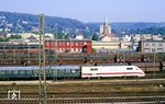 401 511 mit Dsts 83770 in Wuppertal-Steinbeck. Von der einstmals großen Güterabfertigung ist heute nichts mehr zu sehen. Hier wurde mit der “Steinbecker Meile” ein neues Einkaufsparadies und ein großes Autohandelshaus geschaffen. Auch der Rangierbahnhof im südlichen Bereich ist vollständig aufgelassen worden. Ein ähnliches Schicksal ereilte auch das Bahnbetriebswerk. (26.07.1990) <i>Foto: Wolfgang Bügel</i>