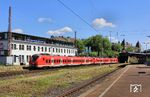 Dass eine S 8 nach Mönchengladbach über das Ferngleis von Wuppertal Hbf nach Wuppertal-Vohwinkel geleitet wird, ist schon ungewöhnlich, zumal keine Unterwegshalte angefahren werden können. 1440 805 und 1440 810 fahren somit ohne Halt durch Wuppertal-Steinbeck. (04.07.2025) <i>Foto: Wolfgang Bügel</i>