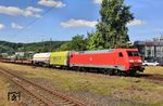 Es gibt auch gepflegte Lokomotiven bei DB Cargo: 152 021 mit EZ 51349 (Gremberg - Hagen-Vorhalle) in Wuppertal-Steinbeck. (04.07.2025) <i>Foto: Wolfgang Bügel</i>