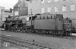 03 101 (Bw Bremen) wartet in Bielefeld Hbf auf die Übernahme ihres Zuges. (22.07.1965) <i>Foto: Wolfgang Jahn</i>